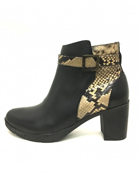 Stiefel aus Leder und Schlangenhautimitat