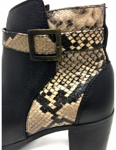 Stiefel aus Leder und Schlangenhautimitat