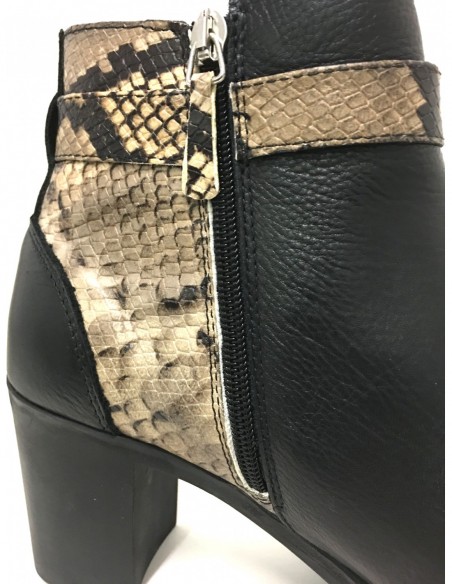 Stiefel aus Leder und Schlangenhautimitat