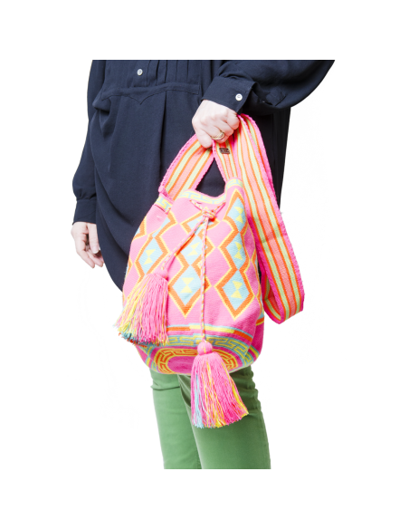 Sac à dos Mochila Wayuu - rose, cyan et orange porté