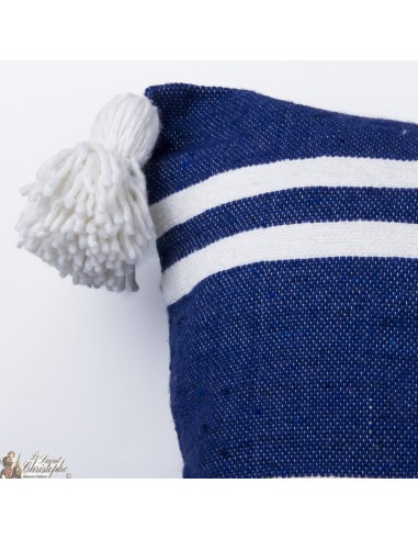 Blauer Kissenbezug aus Baumwolle mit weißen Linien und Quasten