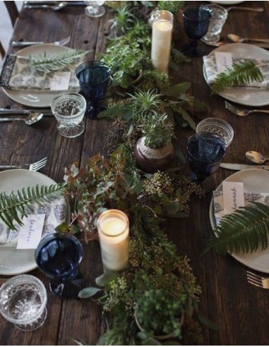 Weiße Wachskerze im Glasbehälter