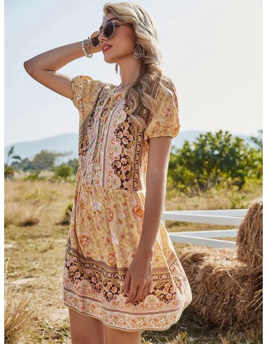 Kurzes gelbes Kleid mit geblümten Arabesken