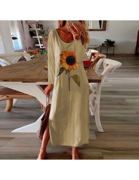 Longue robe kaki clair échancrée en polyester, avec un grand tournesol imprimé à l'avant. Une robe typique de l'esprit bohème.