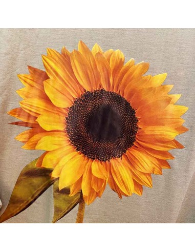 Longue robe kaki clair échancrée en polyester, avec un grand tournesol imprimé à l'avant. Une robe typique de l'esprit bohème.