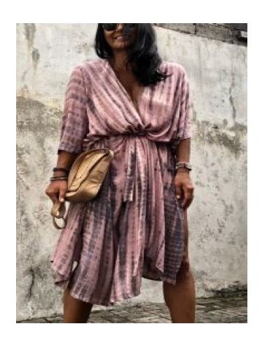 Kimono mit rotem Gürtel und schwarzem Muster