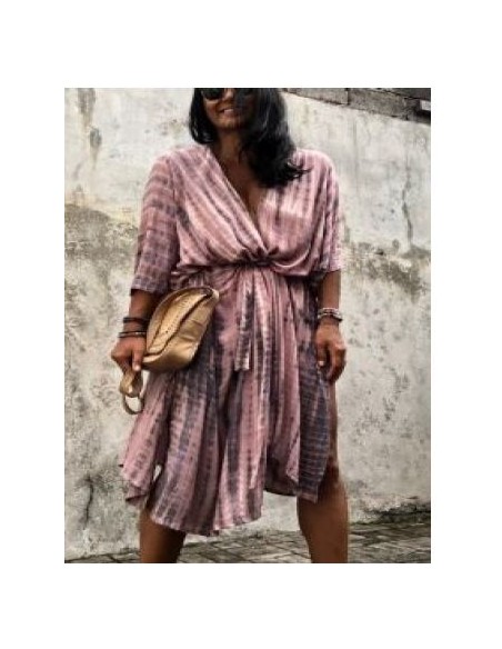 Kimono mit rotem Gürtel und schwarzem Muster