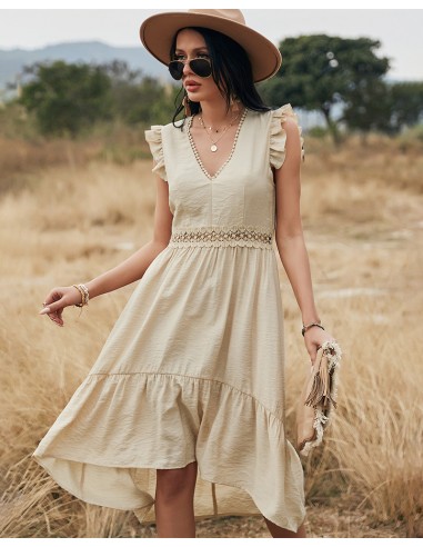 Robe beige avec crochet dentelle volants et col en V