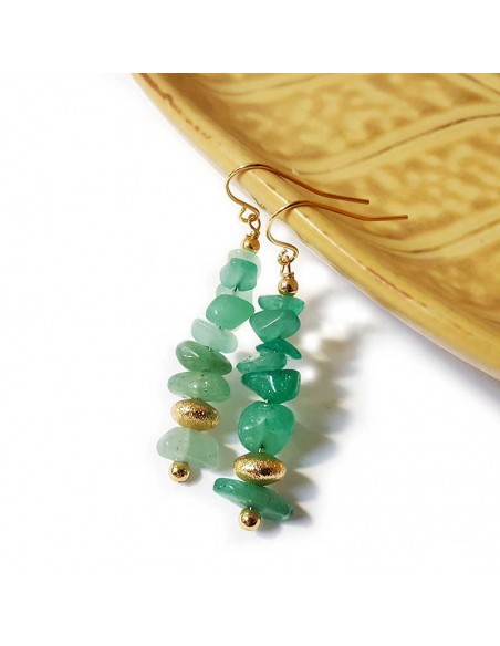 Hängende Ohrringe aus vergoldeten Rocailles und Jade