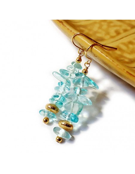 Boucles d'oreilles pendantes rocailles dorée et cristal bleu clair