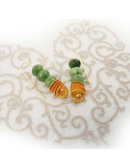 Boucles d'oreille pendantes jade facetté et chips dorés