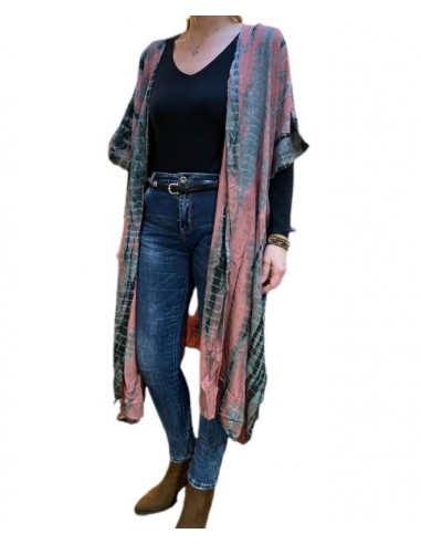 Kimono mit rotem Gürtel und schwarzem Muster