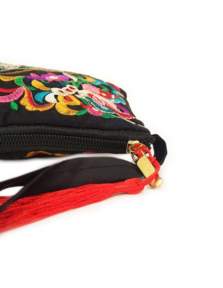 Schwarze, bestickte Clutch mit Gesichtsmotiv - rot