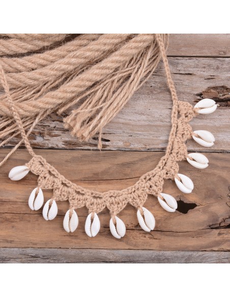 Collier en macramé avec coquillage cauris beige