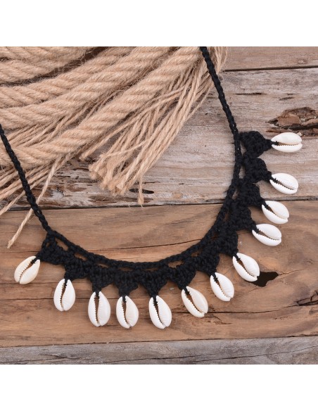 Collier en macramé avec coquillage cauris noir