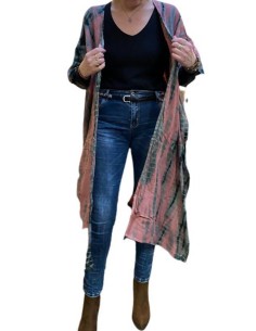 Kimono mit rotem Gürtel und schwarzem Muster