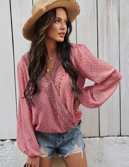 Roze katoenen blouse met geborduurde stippen en kant