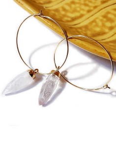 Boucles d'oreilles anneaux dorées avec pointe en cristal de roche