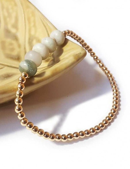 Armband mit goldenen Perlen und rundem weißem Jaspis