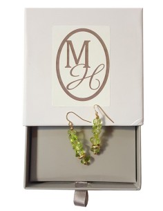 Boucles d'oreilles pendantes rocailles dorée et cristal vert