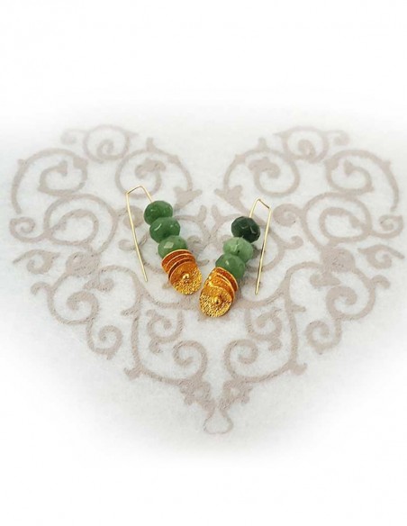 Boucles d'oreille pendantes jade facetté et chips dorés