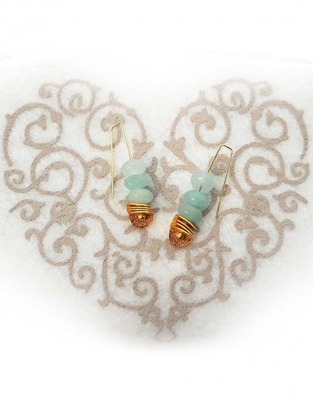 Oorbellen van blauwe facetgeslepen jade en goudsnippers