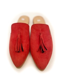 Sandaal van suède mocassin met rode pompon