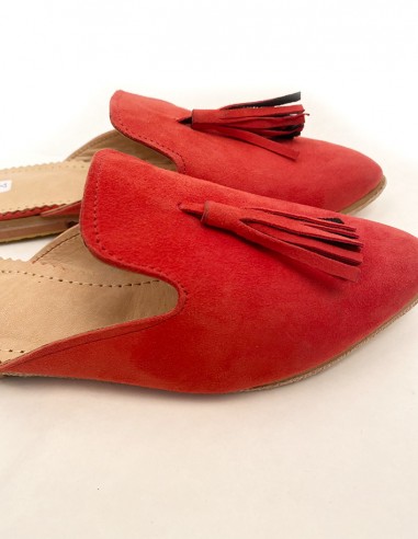 mokassinsandale aus wildleder mit roter pompon