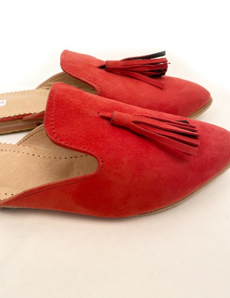 mokassinsandale aus wildleder mit roter pompon