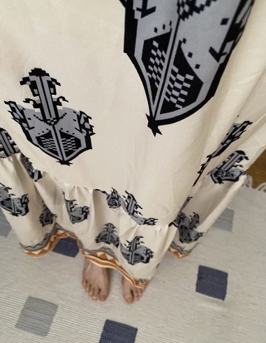 Robe longue bohème avec de beaux imprimés et une découpe en V sur l'encolure