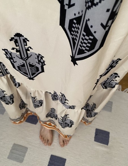 Robe longue bohème avec de beaux imprimés et une découpe en V sur l'encolure