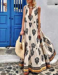 Robe longue bohème avec de beaux imprimés et une découpe en V sur l'encolure