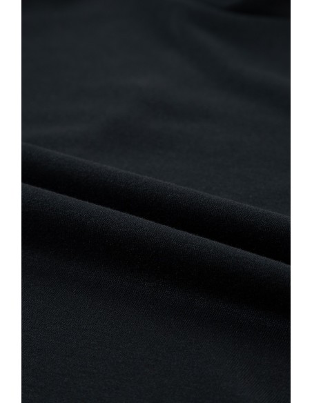 Robe Noire à Manches Volantes et Col Rond – Élégante et Confortable