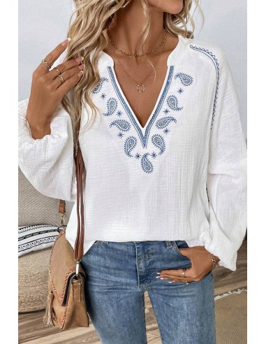 Blouse blanche et manches  longues, avec broderie bleu style bohème.