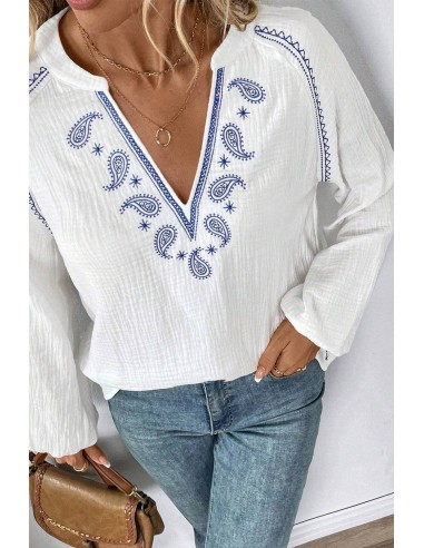 Weiße Bluse mit langen Ärmeln und blauer Boho-Stickerei