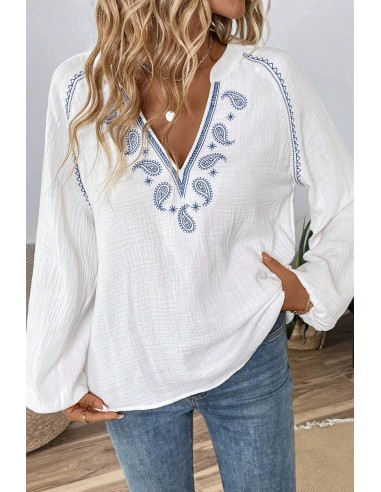 Weiße Bluse mit langen Ärmeln und blauer Boho-Stickerei