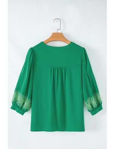 Blouse Élégante Verte à Broderie Florale et Col V Découpé 3/4