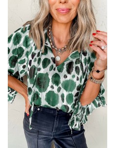 Blouse verte plissée à manches volantes et accents métalliques