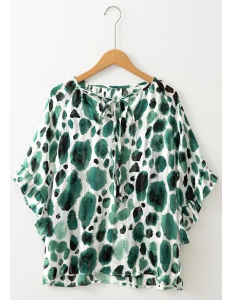 Blouse verte plissée à manches volantes et accents métalliques