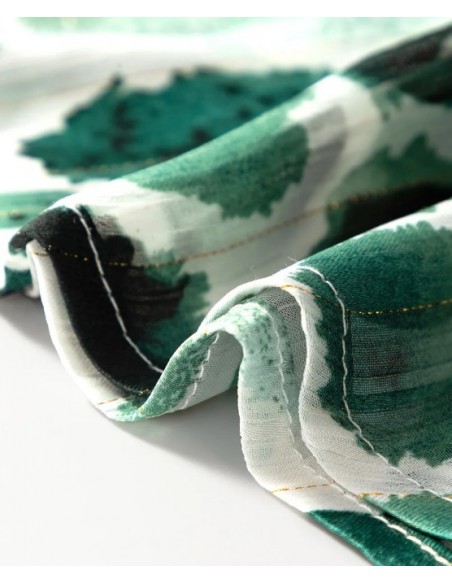 Blouse verte plissée à manches volantes et accents métalliques