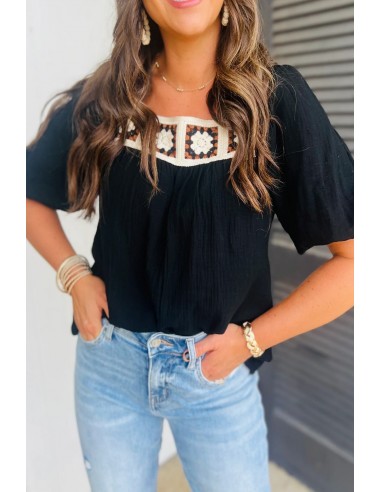 Blouse Noire à Col Carré et Détail Croché Fleurs – Élégante et Féminine