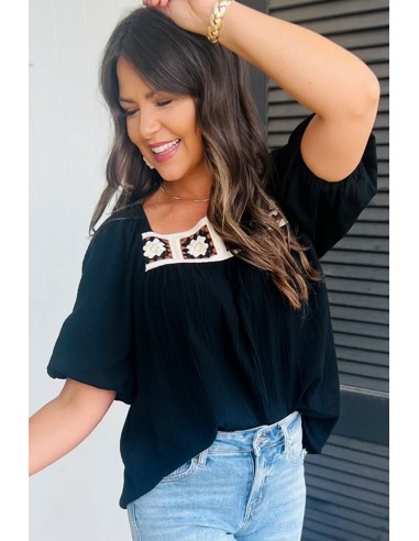 Blouse Noire à Col Carré et Détail Croché Fleurs – Élégante et Féminine