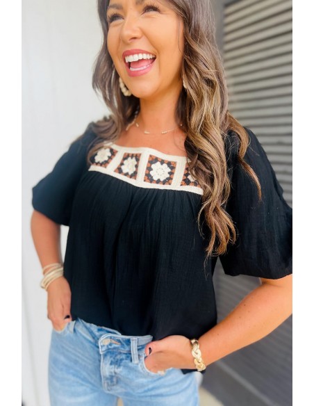 Blouse Noire à Col Carré et Détail Croché Fleurs – Élégante et Féminine