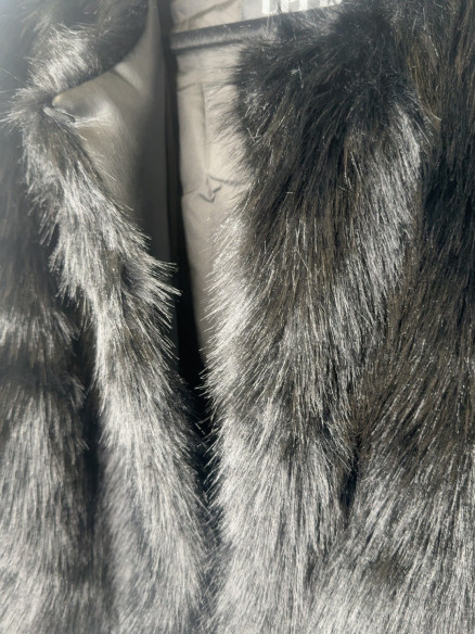 Veste femme noire en fausse fourrure épaisse et doublée