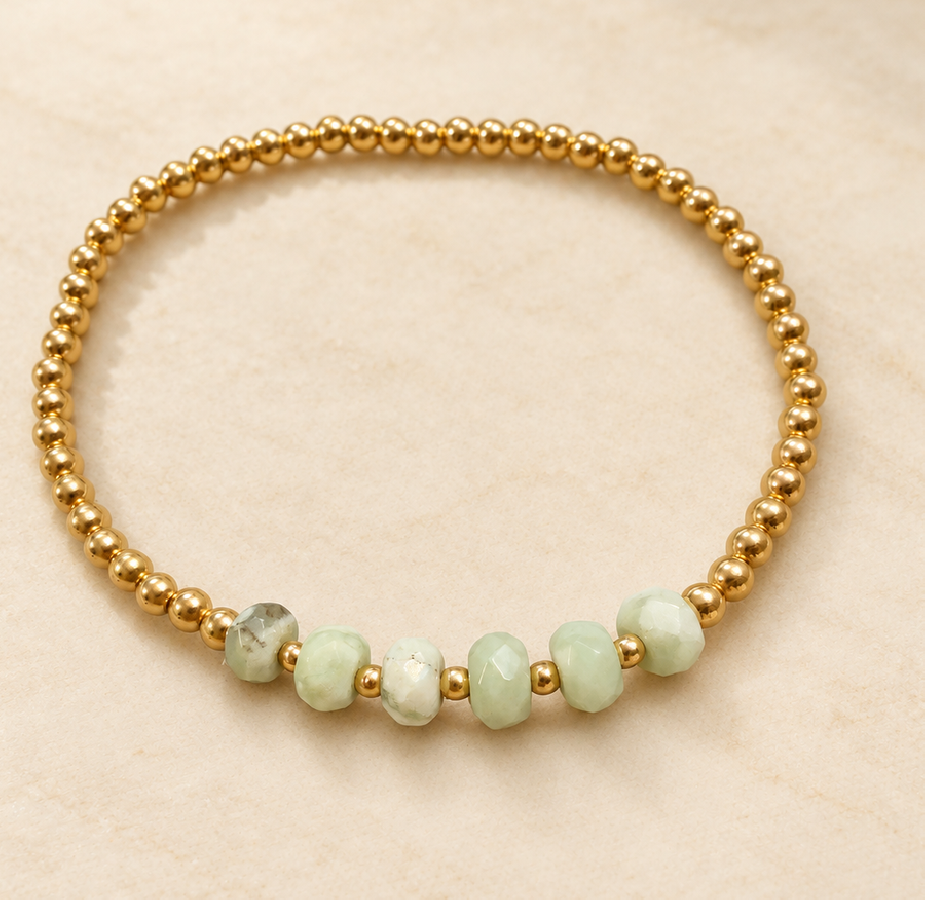 Bracelet élastique en jaspe blanc facetté et petites perles dorées
