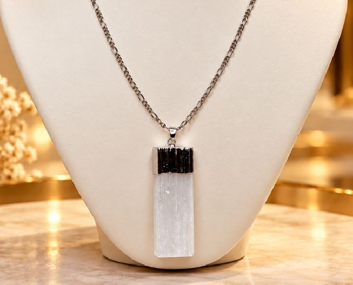 Collier en sélénite avec pendentif en pierre et chaîne Figaro en argent 925 – 45 cm