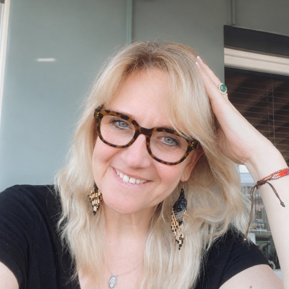 Brown and Black Retro Reading Glasses – Tortoiseshell Effect and Blue Light Filter
