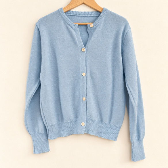 Gilet femme bleu ciel en maille à col rond – Cardigan boutonné